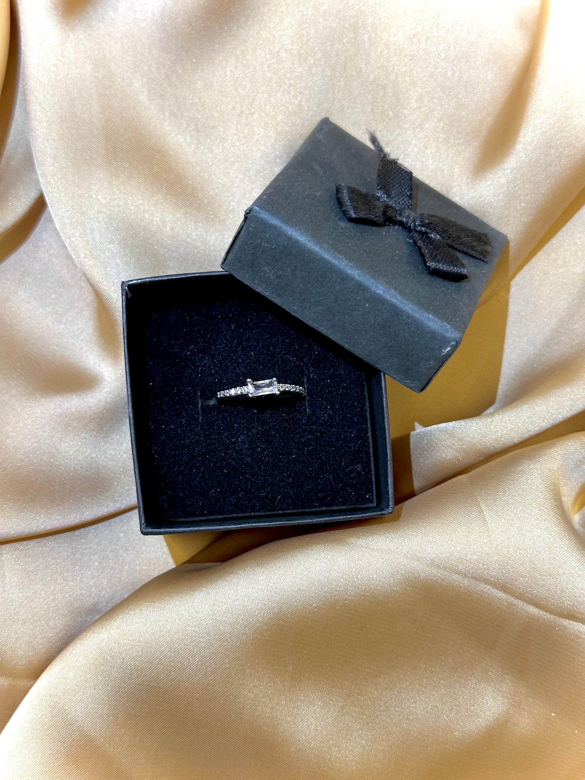 Crystal Edge Silver Ring ๐