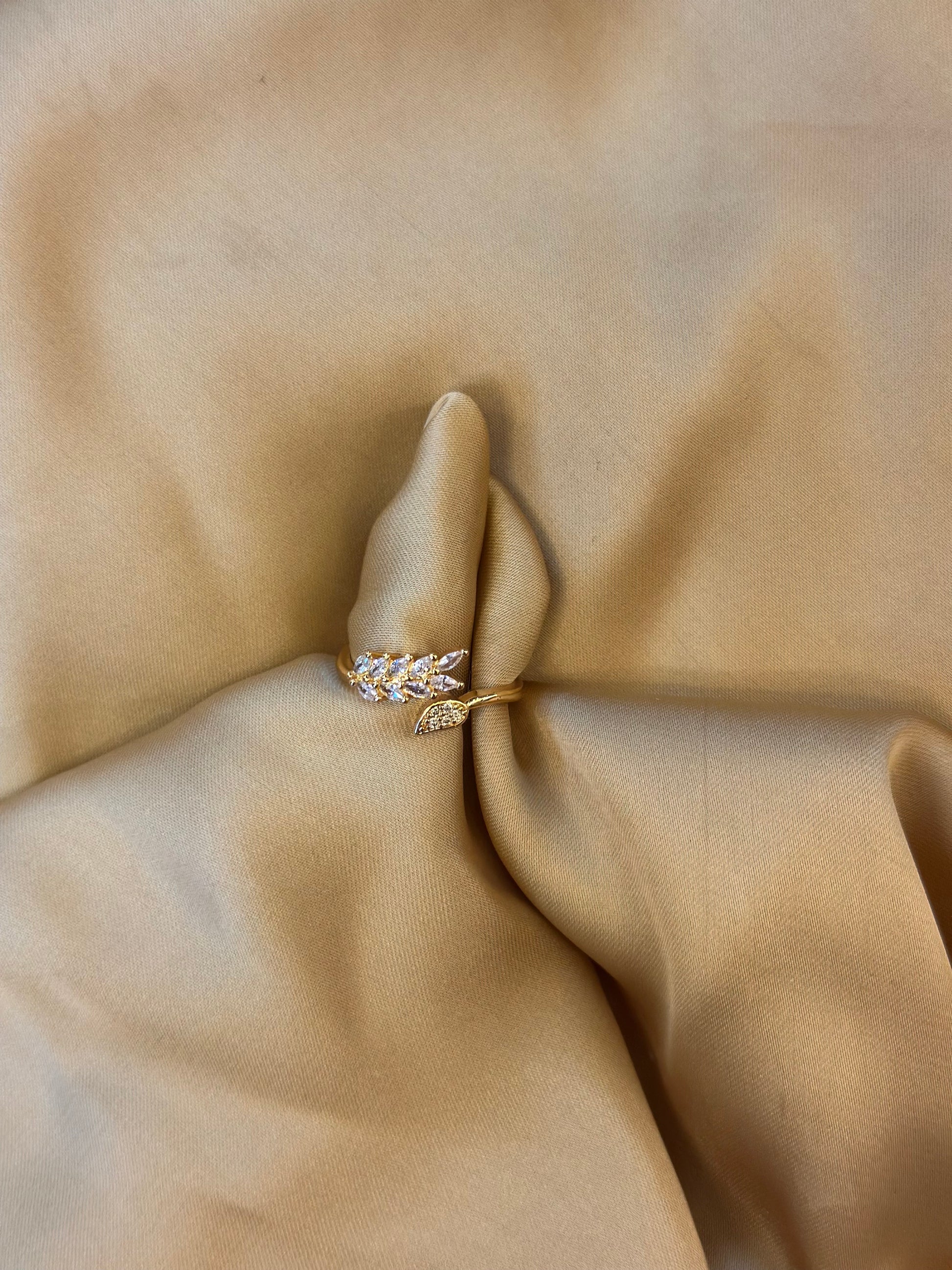 Golden Leaf Elegance Ring 💍